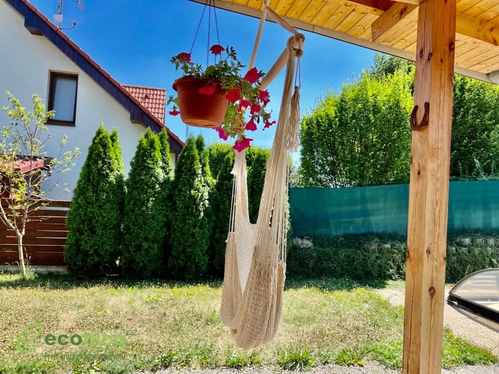 Detail úchytu houpací sítě Kauana z masivní dřevěné tyče